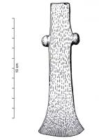 HRM-1003 - Herminette ou hache à appendices latérauxbronzeTPQ : -1000 - TAQ : -800Herminette ou hache,  plate, à lame trapézoïdale allongée ; deux appendices latéraux, globuleux, coniques ou encore parallélépipédiques, sont placés près du sommet ; le tranchant peut être droit ou évasé.
Le type subsiste en fer au cours du premier âge du Fer en Europe centrale