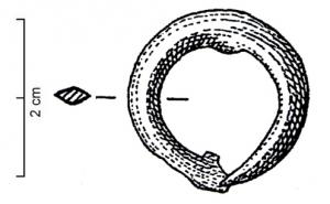 IND-1021 - Objet annulairebronzePetit anneau ouvert, de section losangique. Une extrémité est en pointe, l'autre est aplatie.