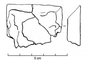IND-1080 - Pierre façonnée ?pierrePierre de forme trapézoidale dont l'un des cotés est taillé en biseau.
