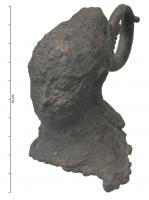IND-2051 - Applique indéterminéebronzePossible applique en forme de tête anthropomorphe pouvant symboliser une sirène comportant un anneau épais à l'arrière du crâne. 