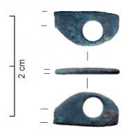 IND-3038 - IndéteminébronzeFragment d’objet indéterminé, dont ne subsiste qu’une plaque sub-ovalaire (un bord est droit), plane sur une face et munie d’un percement circulaire de 4mm de diamètre.    
