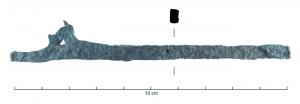 IND-3097 - Tige à anneau latéralferTige de section quadrangulaire dotée d'un anneau latéral dans lequel peut passer un rivet (pivot ?) et une contreplaque. L'extrémité la plus proche de cet anneau se termine en un bouton sub-sphérique. 