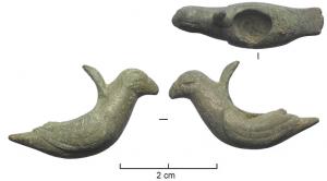 IND-4110 - Pendentif aviformebronzePendentif creux , en forme d'oiseau, les ailes repliées, figurées par des incisions, et surmonté d'un anneau.
