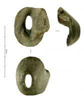 IND-4226 - Objet a identifierbronzeObjet massif coulé, de forme ovoïde, bombé d'un côté possédant un trou perforant également ovoïde. Sur le dessus une encoche ou trace d'usure sur le trou en vue de dessus. 