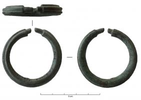IND-4252 - AnneaubronzeAnneau massif à section lenticulaire, extrémités ouvertes et marquées par un décrochement.