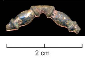 IND-9022 - Anse ?bronzeTige arquée avec deux éléments en balustres séparés par une partie encochée; anse...? ou sans doute fragment d'objet complexe.