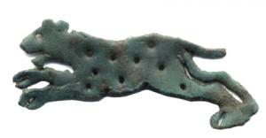 IND-9083 - PanthèrebronzeFigurine en tôle découpée; les taches du pelage sont indiquées par des perforations.