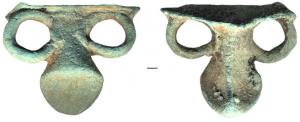 IND-9089 - Pied de récipientbronzePiètement oblique, composé d'un support central encadré de deux anneaux, avec un sommet élargi pour faciliter la fixation (brasure ?) sous une vasque.