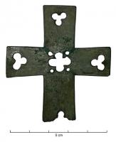 IND-9121 - Applique en forme de croixbronzeCroix en têle de bronze, étamée, ajourée de 4 trilobes et d'1 quadrilobe. Les 4 trous servaient peut-être aussi à la fixation.