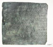 INS-3002 - Acte de redditionbronzeInscription sur bronze, prévue pour un affichage public, détaillant les condition de reddition imposées à une communauté par les autorités romaines.