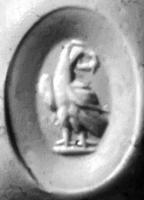 INT-4059 - Intaille : Aigle et couronnepierreAigle debout, tête retournée, tenant une couronne dans son bec.