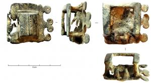 JHA-4023 - Passant de harnaisbronzePassant constitué d'une plaque carrée ornée d'une bossette quadrangulaire, creuse à l'arrière ; fleurons sur trois côtés, trois bélières rectangulaires à l'arrière et une charnière pour pendant articulé sur le dernier côté.