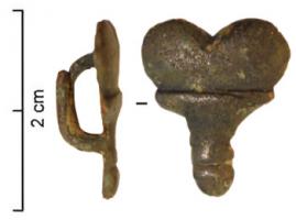 JHA-4037 - Passant de harnaisbronzePassant-applique foliacée, avec deux lobes prolongés à la base par un fleuron ; au revers, bélière de forme rectangulaire constituée de deux languettes repliées. 