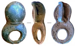 JHA-4041 - Passant de harnaisbronzePassant constitué d'un bouton à surface bombée, cachant une bélière rectangulaire verticale, prolongé vers le bas par une lunule, dont les pointes se rejoignent.