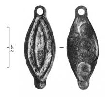 JHA-4042 - Passant de harnaisbronzePassant pourvu au revers d'une bélière rectangulaire. L'applique est de forme ovale, avec un décor champlevé en ovale inscrit; aux extrémités, un bouton d'un côté et un anneau de l'autre.
