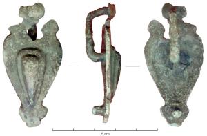 JHA-4067 - Passant de harnaisbronzePassant cordiforme, le centre en relief présente un décor en amande; creux dessous avec une bélière rectangulaire et un rivet au revers; ce dernier laisse penser à une fixation sur une lanière de cuir.