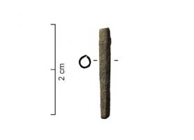 LAC-9001 - Extrémité de lacetbronzeArmature tubulaire pour extrémité de lacet (aiguilette) : mince tube ouvert sur toute la longueur (Ø de l'ordre de 3mm), souvent généralement décroissant d'une extrémité à l'autre. Type sans rivet ni enfoncement du tube dans l'épaisseur du lacet.