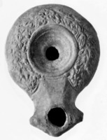 LMP-4094 - Lampe syro-palestinienneterre cuiteLampe à bec en enclume défini par deux traits courbés. Disque nu; épaule ornée d'une couronne de laurier avec baies et avec en son centre une fleur.