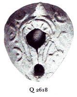 LMP-41138 - Lampe Loeschcke VIII Croix terre cuiteLampe ovoïde à bec intégré. Demi-oves et points en relief sur l'épaule. Médaillon orné d'une croix. Petite anse conique.