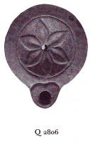 LMP-41242 - Lampe Loeschcke VIII Rosetteterre cuiteLampe à large bec rond délimité par un trait cordiforme. Médaillon orné d'une rosette à six feuilles.