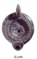 LMP-41332 - Lampe Loeschcke VIII Boucterre cuiteLampe à bec court cordiforme. Médaillon décoré d'un bouc vers la gauche. Epaule décorée de demi-oves.