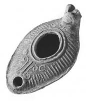 LMP-41494 - Lampe byzantine terre cuiteTPQ : 400 - TAQ : 600Lampe allongée à bec incorporé, épaule décorée de traits en relief, volutes et cercles sur le bec et petite anse en forme de tête ovine.