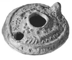 LMP-41502 - Lampe ronde byzantine terre cuiteLampe ronde à bec incorporé épaule décorée de traits et de feuilles de palme en relief ainsi que d'une petite croix. Base ornée d'une croix en relief.