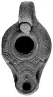 LMP-4151 - Lampe syro-palestinienne (type tardif)terre cuiteLampe de forme ovoidale avec large bec. Epaule  richement décorée de motifs géométriques. Anse percée.
