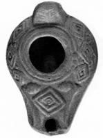LMP-4153 - Lampe syro-palestinienne (type tardif)terre cuiteLampe de forme ovoidale avec large bec. Epaule  richement décorée de motifs géométriques. Anse conique.