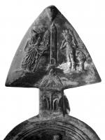 LMP-41946 - Réflecteur de lampe : isis, Harpocrateterre cuiteRéflecteur de lampe, de forme triangulaire : Isis et Harpocrate de part et d'autre d'une obélisque.