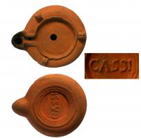LMP-42072 - Lampe de firme : CASSIterre cuiteTPQ : 50 - TAQ : 150Lampe à bec en ogive et canal de bec; disque lisse, trois ergots en relief sur l'épaule. Argile orange clair, engobe orange; sous la base, marque moulée CASSI.