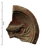 LMP-42097 - Médaillon de lampe : oiseau sur une branche à droiteterre cuiteMédaillon de lampe circulaire orné d'un motif d'oiseau perché sur une branche ; le type de lampe est inconnu.