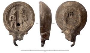 LMP-42638 - Lampe Loeschcke IV : Gladiateursterre cuiteLampe à bec en ogive, doubles volutes, sans anse; bandeau lisse; médaillon orné de deux gladiateurs en armure avec boucliers rectangulaires courbes, armés d'une sica (épée courbe).