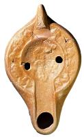 LMP-42669 - Lampe Hayes IB : paonterre cuiteLampe moulée piriforme, à anse verticale percée. Bec long à canal. Série de fleuronssur le bandeau. Sur le disque, paon de profil. Base circulaire à patère contenant deux cercles gravés concentriques.