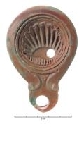 LMP-42717 - Lampe Loeschcke V : coquille Saint-Jacquesterre cuiteTPQ : 50 - TAQ : 150Lampe à bec à ogive et volutes intégrées dans l'épaule; disque orné d'une coquille saint-Jacques.