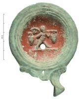 LMP-42733 - Loeschcke IB et C : amour vendangeurterre cuiteTPQ : 50 - TAQ : 120Lampe moulée, sans anse.Réservoir circulaire de profil tronconique. Bandeau étroit à trois sillons concentriques, penché vers l'intérieur. Disque en profonde cuvette ; décorée d'un amour marchant à droite portant sur ses épaules un bâton auquel sont accrochées aux extrémités deux paniers, un de chaque côté. De la main gauche, il tient une grappe de raisin. Bec triangulaire à deux volutes se poursuivant sous le bec. Base en anneau plat.