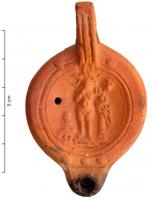 LMP-4376 - Lampe Loeschcke VIII : Harpocrateterre cuiteTPQ : 120 - TAQ : 250Lampe à bec rond; sur le disque, Harpocrate debout avec, de part et d'autre, autel et colonne. Argile orange engobe orange; base plate. 