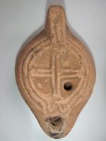 LMP-4596 - Lampe Loeschcke VIII tardive : Croixterre cuiteLampe ronde à court bec. Disque décoré d'une croix grecque. Argile noisette, engobe orange.