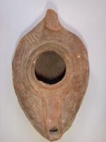 LMP-4652 - Lampe pantoufle islamiqueterre cuiteLampe massive, ovoïde, à bec incorporé à canal. Epaule décorée d'une inscription arabe. Petite anse conique.