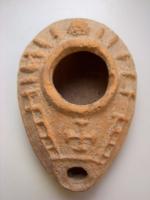 LMP-4681 - Lampe pantoufle byzantineterre cuiteLampe ovoïde à bec à canal - décoré d'une croix - incorporé. Epaule décorée de traits en relief.