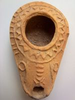 LMP-4683 - Lampe pantoufle byzantineterre cuiteLampe ovoïde à bec à canal - décoré d'une croix - incorporé. Epaule décorée de traits et de triangles en relief.