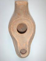 LMP-4702 - Lampe byzantineterre cuiteLampe ovoïde à bec à large bec à canal. Médaillon décoré d'une rosette, canal orné de deux traits. Anse rectangulaire.