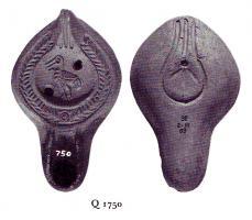 LMP-4822 - Lampe Hayes I : Echassierterre cuiteLampe ronde à long bec à canal. Médaillon décoré d'un échassier, épaule plate décorée d'une couronne de palme. 