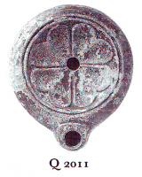 LMP-4903 - Lampe Loeschcke VIII : Rosetteterre cuiteLampe ronde à bec court. Médaillon décoré d'une rosette à 4 pétales cordiformes.