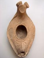 LMP-5123 - Lampe pantoufle byzantineterre cuiteLampe ovoïde à bec à canal - décoré d'une double volute - incorporé. Epaule décorée de traits en relief. Anse en forme de tête animale stylisée.