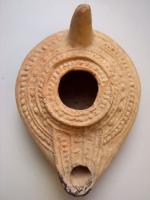 LMP-5139 - Lampe pantoufle byzantineterre cuiteLampe ovoïde à bec à canal incorporé. Epaule décorée de motifs géométriques en relief. Petite anse conique à l'arrière.