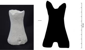 LMP-6018 - Lampe à godet en pierrepierreTPQ : 500 - TAQ : 1200Lampe taillée dans une pierre calcaire ou de la craie ou tuffeau, dans un bloc cylindrique ou bitronconique, haut d'une dizaine de cm. Un godet supérieur contient l'huile. Des traces de suie ou de combustion peuvent être visibles. Le pied peut être agrémenté d'une autre cupule, généralement plus petite.