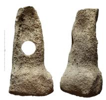 LSN-6001 - Lest de nasse pierreTPQ : 800 - TAQ : 1250Objet de forme pyramidale irrégulière, à base carrée ou circulaire, servant à la fois de bouchon et de lest pour le piège à poissons, avec un trou pour passer un lien (ou bâton) de maintien dans le dispositif.