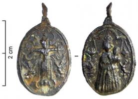 MER-9019 - Médaille religieuse: Notre Dame de LoretocuivreMédaille ovale ; à l’avers le Christ de Sirolo sur une croix lobée, une étoile au dessus et encadré de 2 anges ; au revers  Notre Dame de Loreto (Italie) couronnée, portant le Christ, encadrée de 2 encensoirs et également de deux anges.
