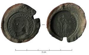 MOU-4014 - Moule : antoninienterre cuiteTPQ : 200 - TAQ : 350Empreinte en argile servant de moule à la coulée en série de monnaies de bronze.